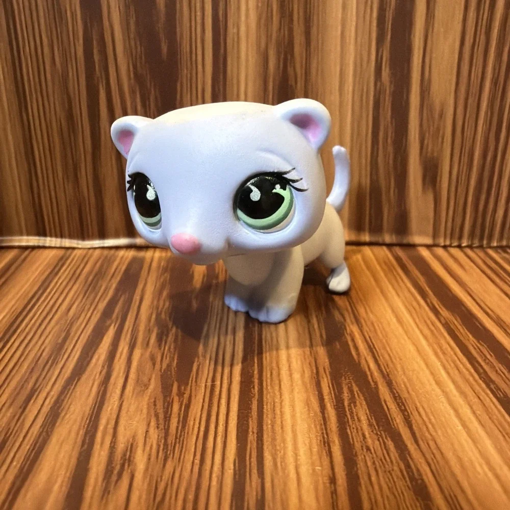 Authentic Littlest Pet Shop LPS #880 Lavender White Cat Green Eyes Hasbro
